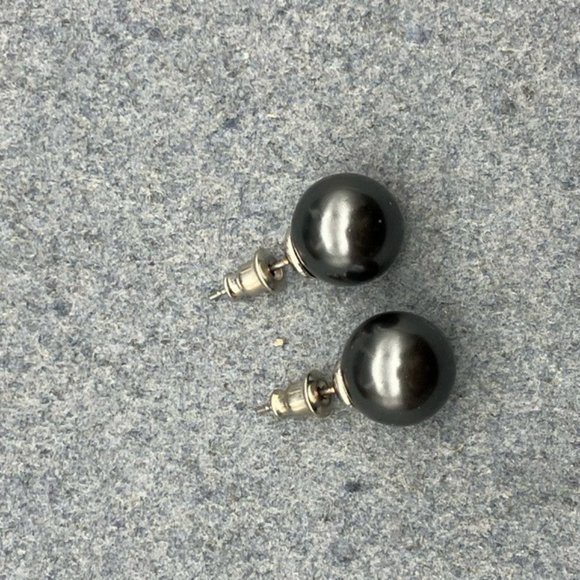 Pierced Stud Earrings Gunmetal Gray Black Metallic Pearlescent Round Classic - Picture 4 of 5